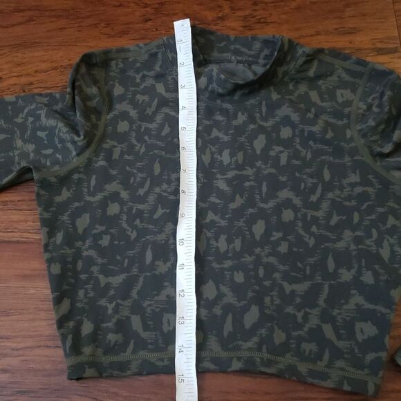 Vuori Dune Oregano Green Crop Swim Top Chic Edgy Feminine UPF 30+ Rash Guard XS - Picture 4 of 7